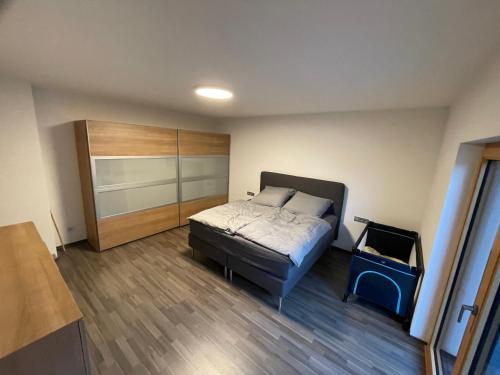 Dormitorio pequeño con cama y armario en Ferienwohnung '' Wein unter Palmen '', en Neumagen-Dhron