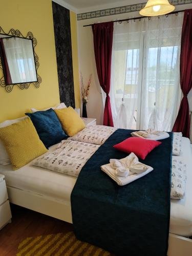 Letto o letti in una camera di Apartments and Rooms PUNTA