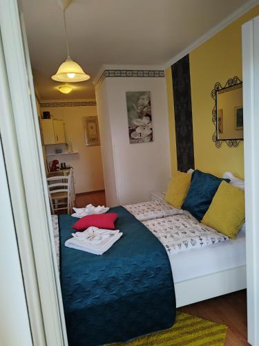 Letto o letti in una camera di Apartments and Rooms PUNTA