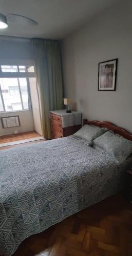 1 dormitorio con 1 cama, vestidor y ventana en Real Apartments 069 - Apartamento completo em Copacabana próximo a praia, en Río de Janeiro