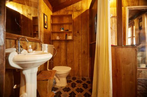 uma casa de banho com um lavatório e um WC em Kranti Yoga Tradition - Beach Resort em Patnem