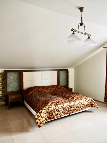a bedroom with a bed in a room at Zajazd u Basi in Otyń