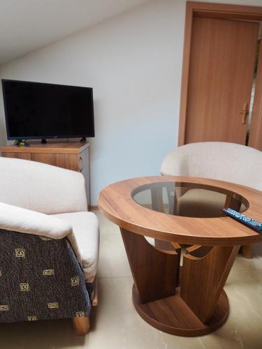 a living room with a coffee table and a tv at Zajazd u Basi in Otyń