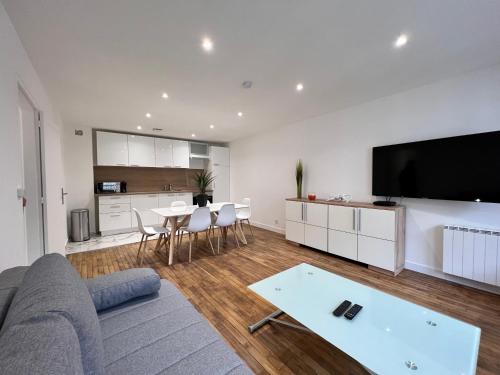 Photo de la galerie de l'établissement SENS - Appartement Proche Gare et Centre ville - WIFI FIBRE - Check in AUTONOME - Bel Espace de vie - Smart TV, à Sens