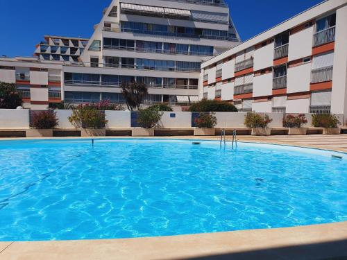 Swimmingpoolen hos eller tæt på Suite élégante Club Centre-ville Wifi Piscine - ROSSIconciergerie - Linge inclus