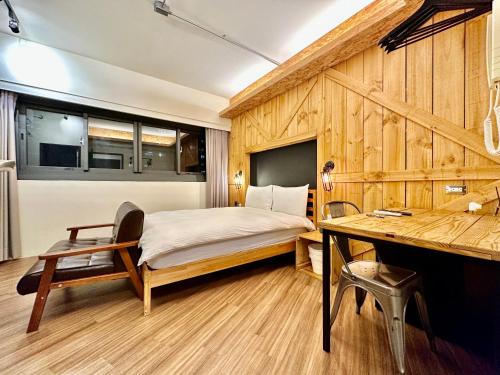 sypialnia z łóżkiem i biurkiem w obiekcie 小鹿 Homestay w mieście Taizhong