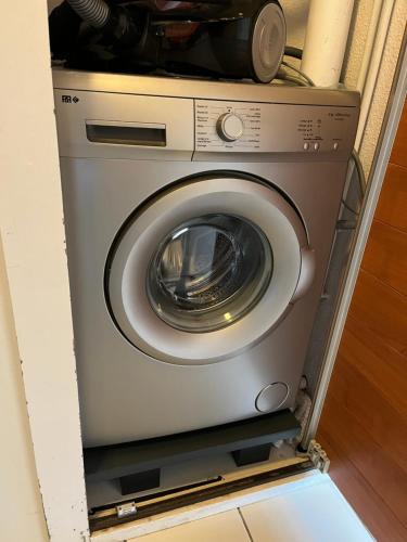 d'un lave-linge avec une caméra. dans l'établissement Appartement près lac et océan, à Carcans