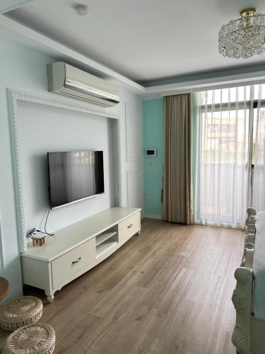 uma sala de estar com uma televisão de ecrã plano na parede em Star Le em Magong
