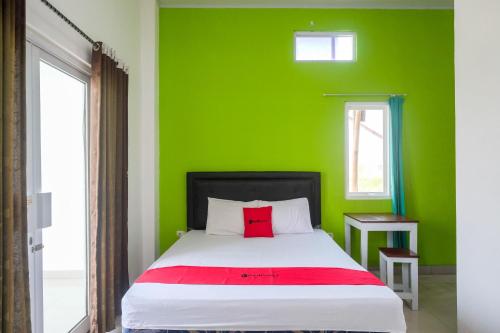 Postel nebo postele na pokoji v ubytování RedDoorz near Pakuwon Mall Solo Baru