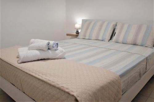 a bed with towels sitting on top of it at LA CASA DI CHLOE in Marzamemi