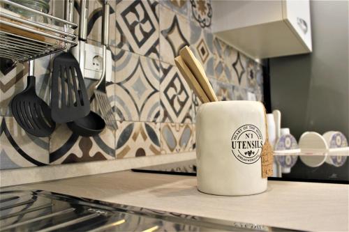 a coffee cup sitting on a counter in a kitchen at LA CASA DI CHLOE in Marzamemi
