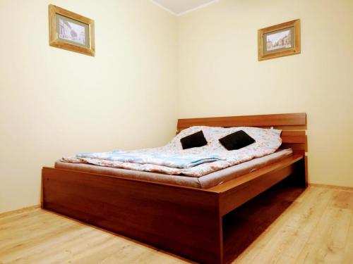 ein Schlafzimmer mit einem Bett mit zwei Kissen darauf in der Unterkunft ChillHouse 2 in Mrągowo