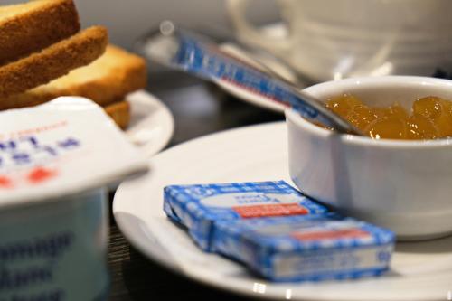 ein Teller mit einer Schüssel Essen und einer Tasse Suppe in der Unterkunft ZENAO MONTREUIL- Croix de Chavaux in Montreuil