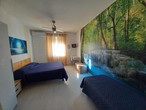 - une chambre avec 2 lits et un tableau mural dans l'établissement Bed & Breakfast Nettuno, à Trente