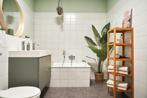 La salle de bains est pourvue d'un lavabo et de toilettes. dans l'établissement Cityloft - im Zentrum, inkl Parkplatz, Netflix, 3-Raum, à Leipzig