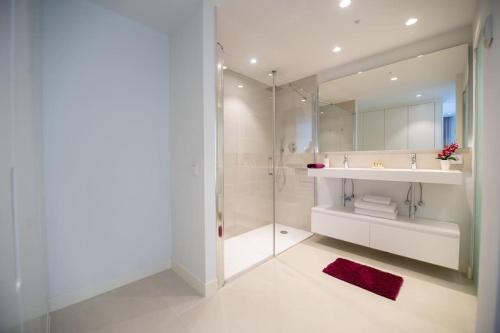 La salle de bains est pourvue d'une douche, d'un lavabo et d'un miroir. dans l'établissement Flat Deluxe&Pool Higueron West, à Fuengirola