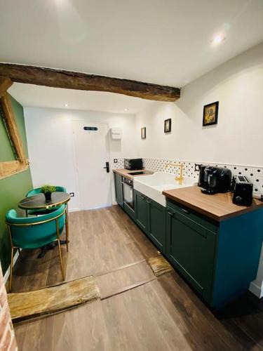 une cuisine avec un comptoir, une table et une table dans l'établissement Le Victor Hugo, à Rouen