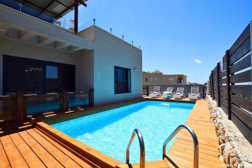 una piscina en la parte superior de una casa en אחוזת אפנדי, en Ya‘ara