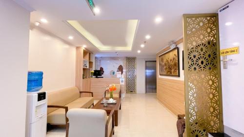 TV a/nebo společenská místnost v ubytování HK HOTEL Trung Kính