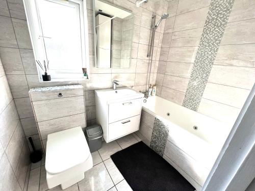 ein Badezimmer mit einem WC, einem Waschbecken und einer Badewanne in der Unterkunft Beautiful Double Room for One Person in Hither Green