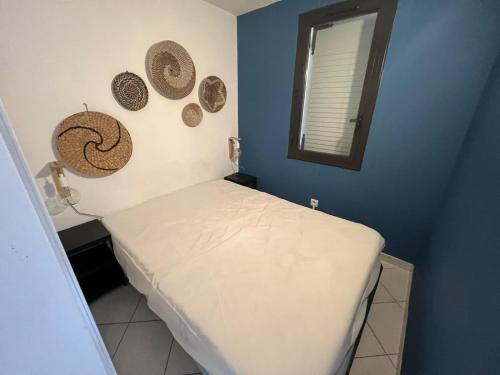 a small room with a bed and a mirror at Boost Your Immo Six Fours Les Plages Coudoulière capvert 270 in Six-Fours-les-Plages