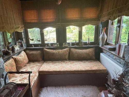 Гостиная зона в Blessings Chalet στον Παλαιό Άγιο Αθανάσιο με Τζάκι, Barbeque, μεγάλη αυλή και υπέροχη θέα