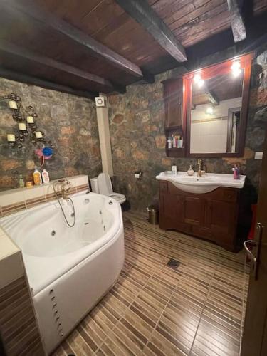Ванная комната в Blessings Chalet στον Παλαιό Άγιο Αθανάσιο με Τζάκι, Barbeque, μεγάλη αυλή και υπέροχη θέα