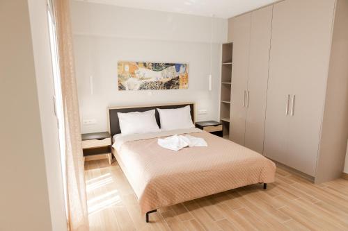 ein kleines Schlafzimmer mit einem Bett und einem Spiegel in der Unterkunft Athens Heart Luxury Flat in Athen