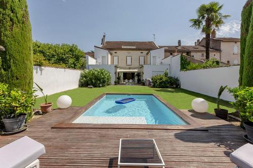 une maison avec une piscine dans la cour dans l'établissement Au 120 Maison Ville Albigeoise, à Albi