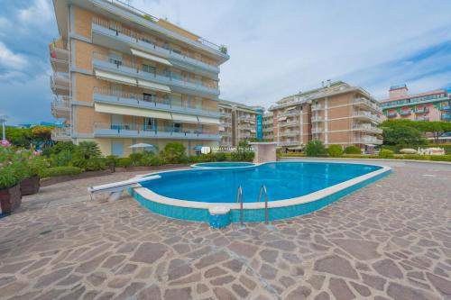 una piscina di fronte a un edificio di Residence Solmare Immobiliare Pacella a Lido di Jesolo