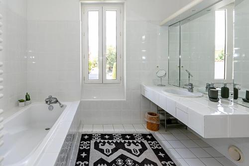 Un baño blanco con bañera y lavabo. en Au 120 Maison Ville Albigeoise, en Albi
