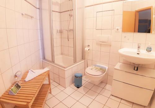 ein Bad mit einem WC, einer Dusche und einem Waschbecken in der Unterkunft Ostseestrand in Juliusruh