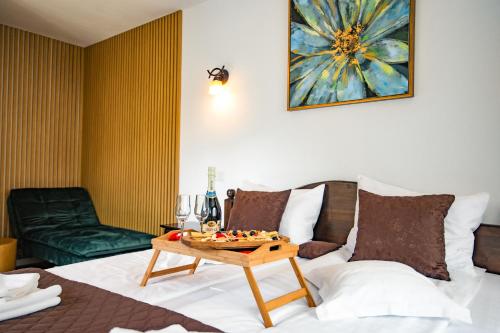 ein Wohnzimmer mit einem Sofa und einem Couchtisch in der Unterkunft Casa Dives - Transylvania in Pianu de Sus