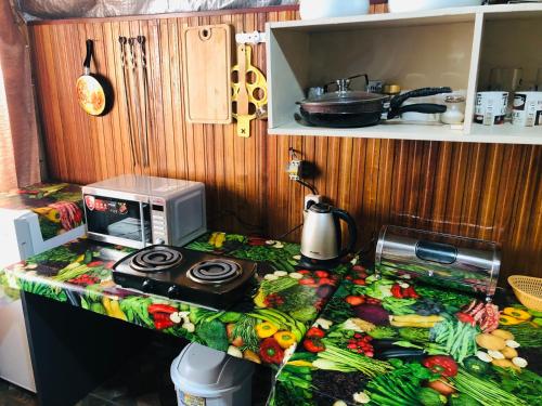 una cucina con piano di lavoro e forno a microonde di Дом под ключ Арабика a Gagra