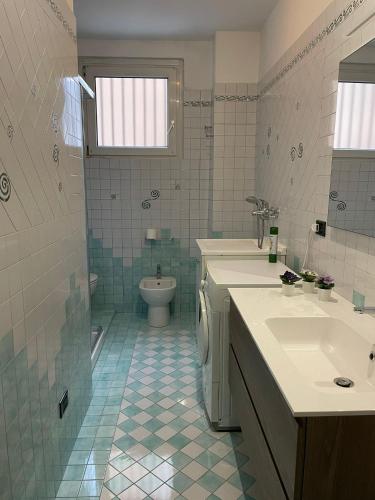 La salle de bains est pourvue d'un lavabo et de toilettes. dans l'établissement LE STANZE DEL VIALE, à Vérone