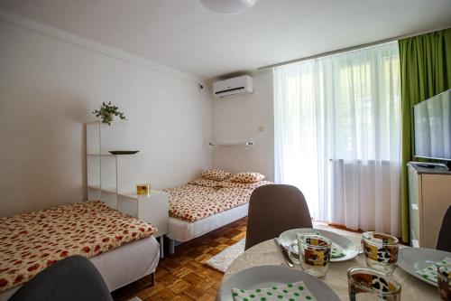 Voodi või voodid majutusasutuse Süllő utcai apartman Fonyód VÍZPARTI és PANORÁMÁS! ON THE WATERFRONT and with Balaton panorama! toas
