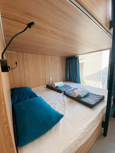 Una cama o camas en una habitación de Laca Hostel