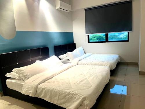 2 Betten in einem Schlafzimmer mit blauer Wand in der Unterkunft Nature Green View [10 pax] @ Kinta Riverfront 833 in Ipoh