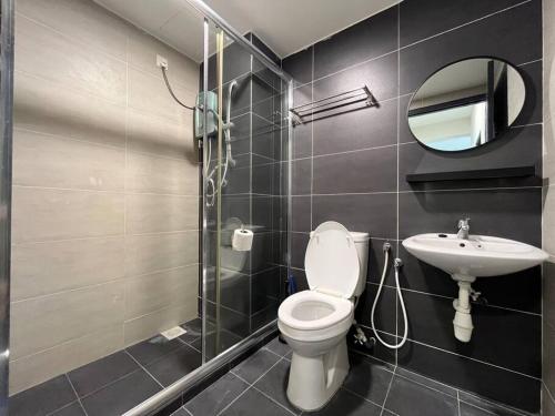 ein Badezimmer mit einem WC, einem Waschbecken und einem Spiegel in der Unterkunft Nature Green View [10 pax] @ Kinta Riverfront 833 in Ipoh