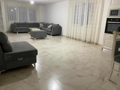 sala de estar con sofás, sofá y TV en Art villa, en Durrës