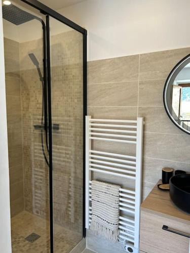 une douche avec une porte vitrée dans une salle de bain dans l'établissement Casa Amarina, à Olmeto