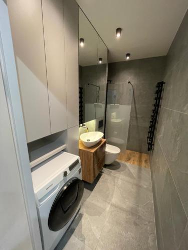 La salle de bains est pourvue de toilettes et d'un lavabo. dans l'établissement APARTAMENT 4 bed 2 room WARSAW, à Varsovie