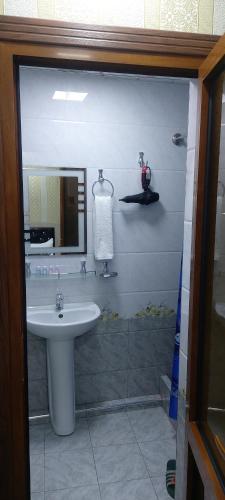 ein Bad mit einem Waschbecken und einem Spiegel in der Unterkunft HOTELVAZIRA in Samarkand