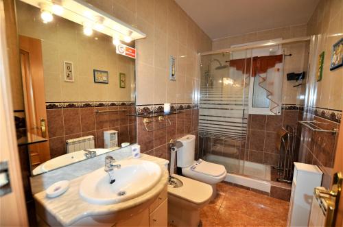 y baño con lavabo, aseo y ducha. en Villa Olombel, en Maçanet de la Selva