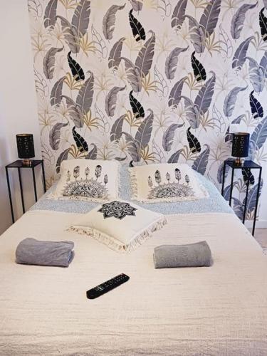 - une chambre avec un lit doté d'une télécommande dans l'établissement maison spacieuse centre et plage, à Brest