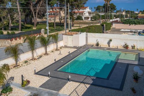 an overhead view of a swimming pool at Villa Sele Fontanebianche - Nord in Fontane Bianche