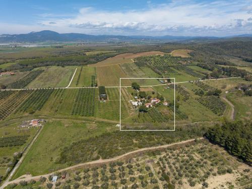 an aerial view of a house in a field at Al posto giusto - appartamento Sole in Riotorto