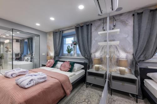 um quarto com 2 camas e uma banheira em MM estetika rooms em Bled