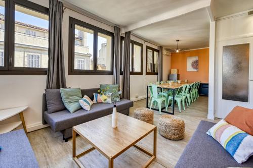 un salon avec un canapé et une table dans l'établissement NOCNOC - Le Colisée, à Marseille