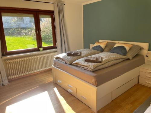a bed in a room with a window at Ferienhaus Nissen-Hütte in Eckernförde
